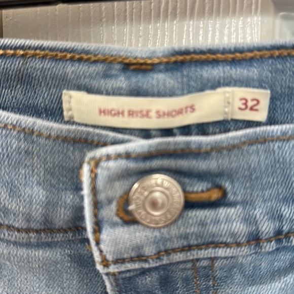 Levi’s High Rise Shorts Size 32 GUC - Picture 2 of 3
